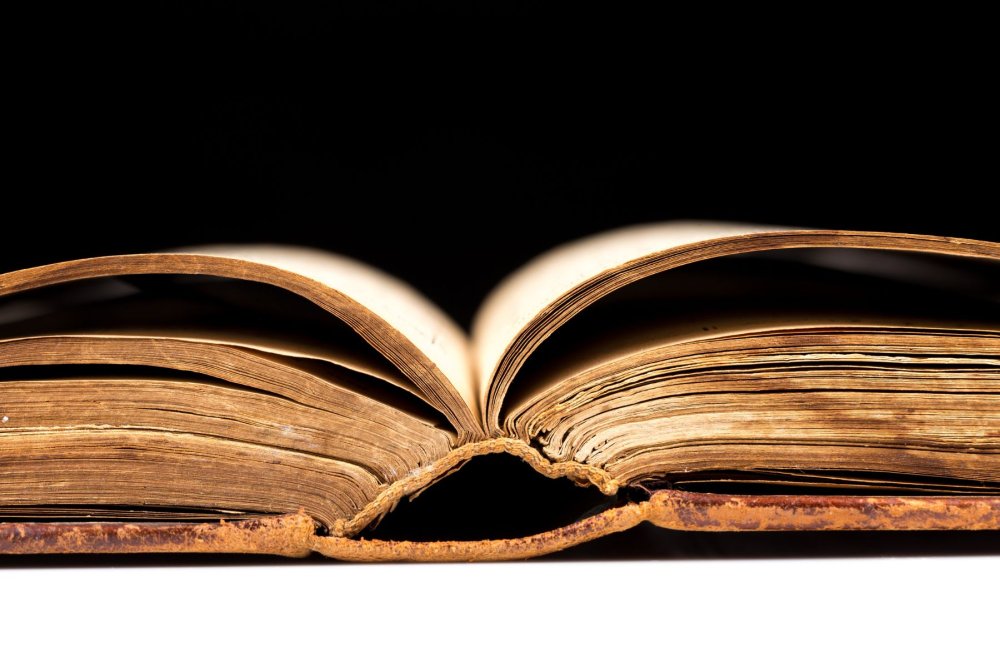 Книга на черном фоне