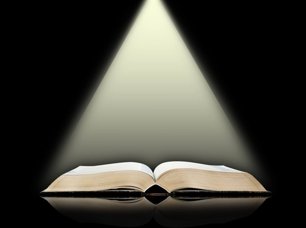 Открытая книга на черном фоне