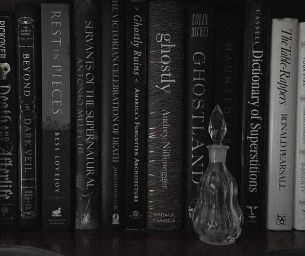 Старая книга на черном фоне