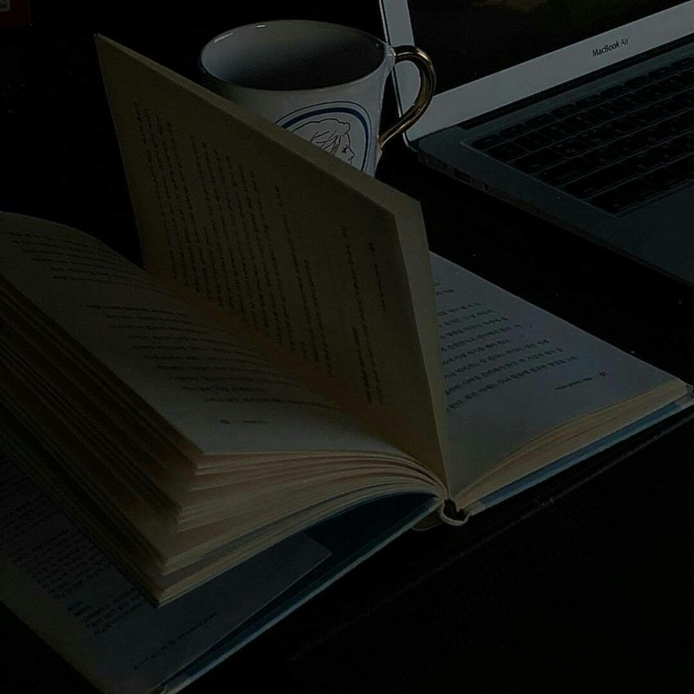 Книга на черном фоне