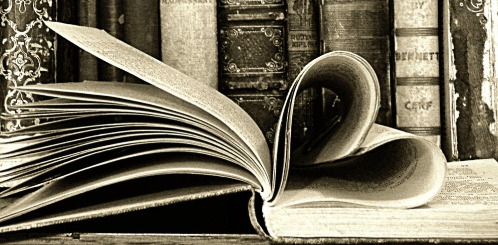 Книга на черном фоне