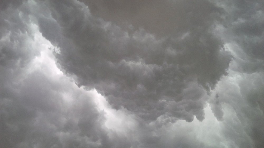 Тяжелые серые облака