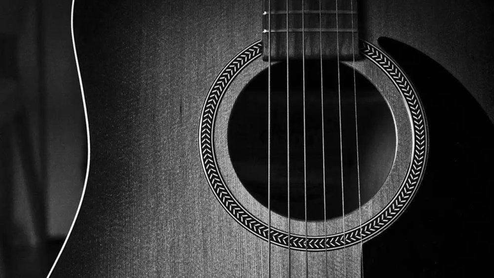 Черно белая акустическая гитара
