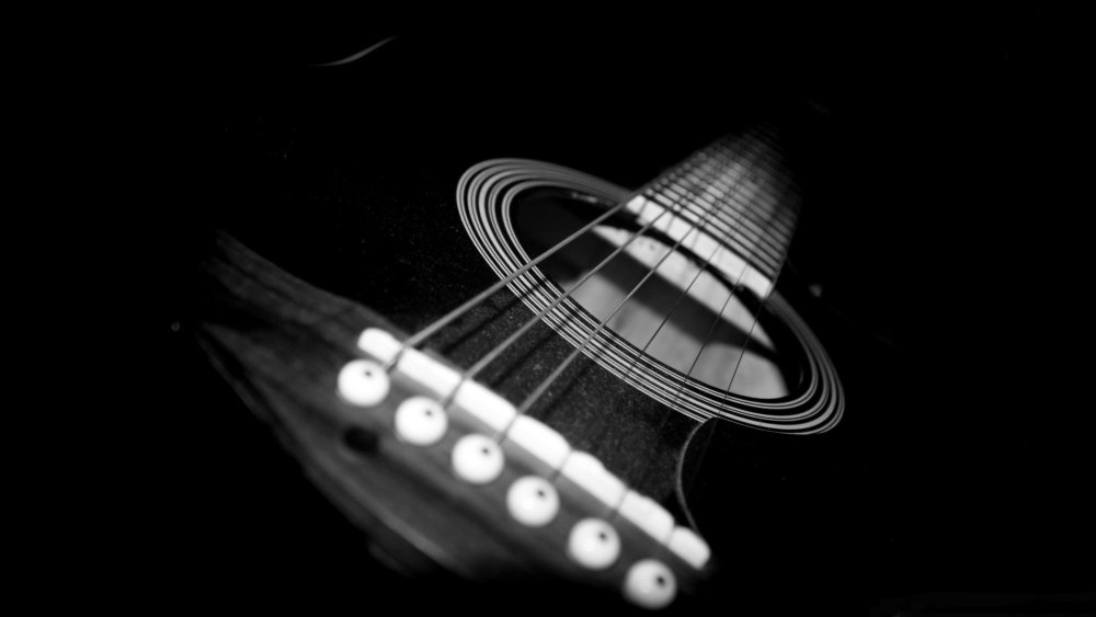 Музыкальные инструменты на черном фоне