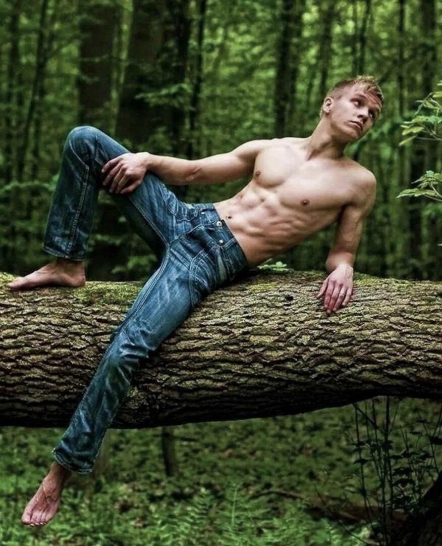 Красивые парни на природе