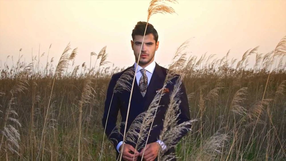 Мужская фотосессия в поле