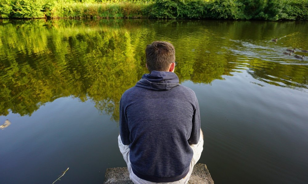 Человек на берегу реки