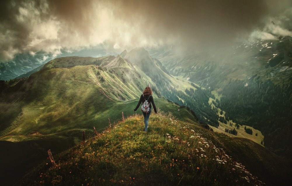 Человек на вершине горы