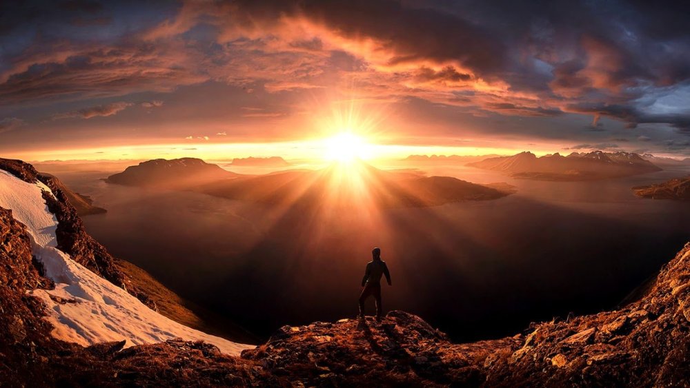 Рассвет в горах и человек