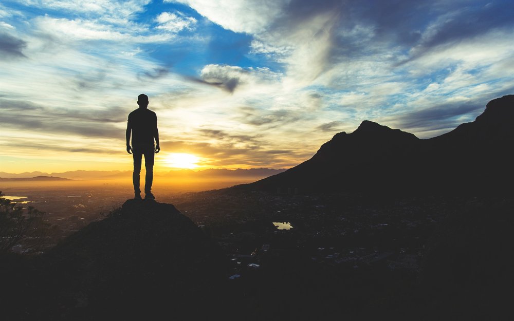 Парень на вершине горы