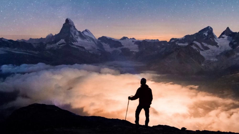 Мужчина на вершине горы