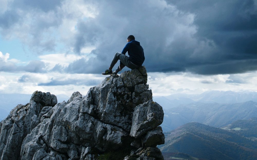 Человек на вершине скалы
