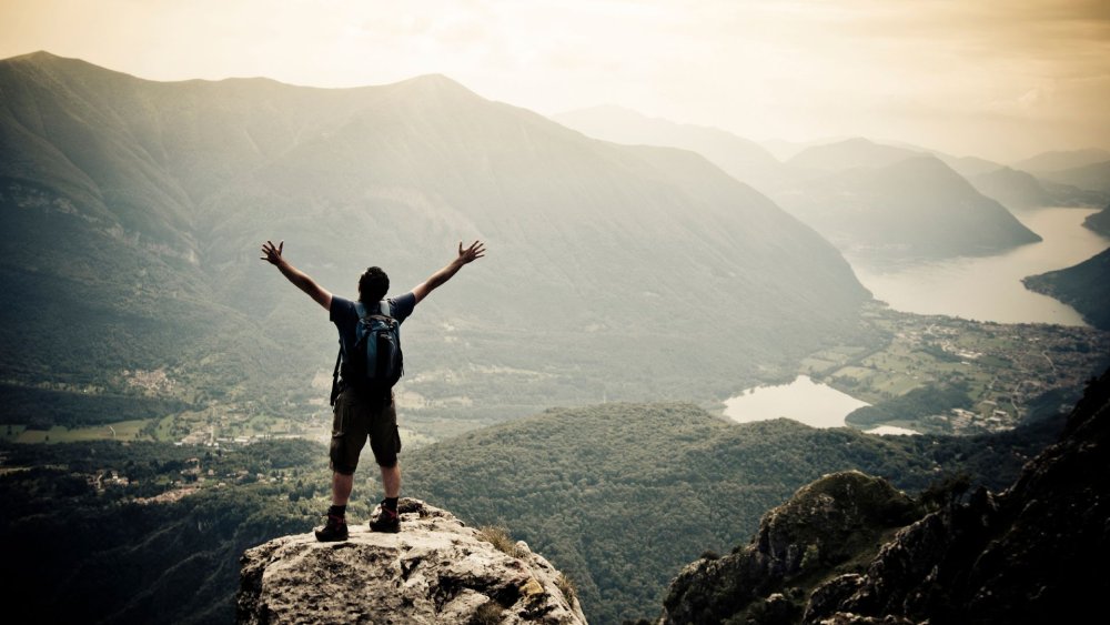 Парень на вершине горы