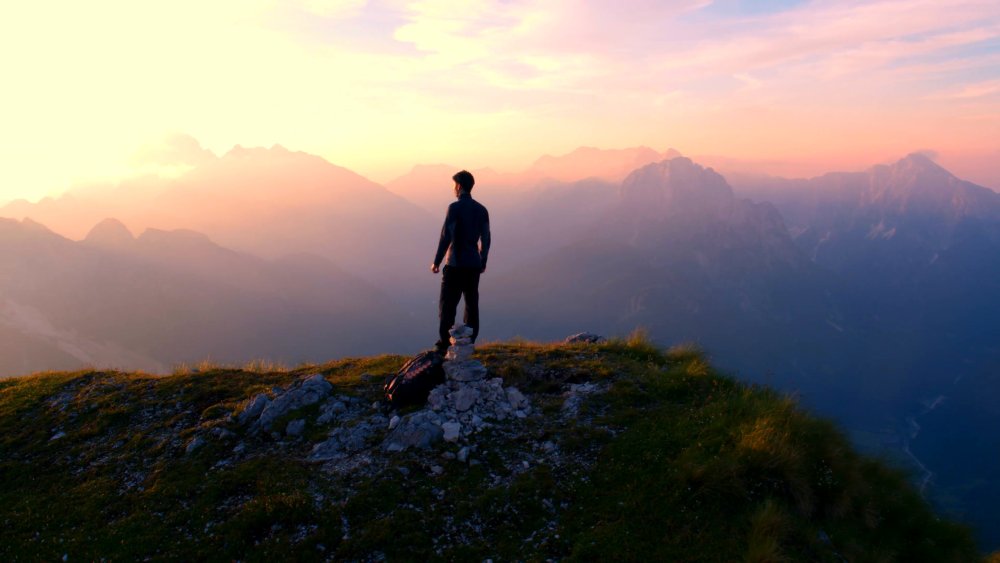 Человек на краю обрыва