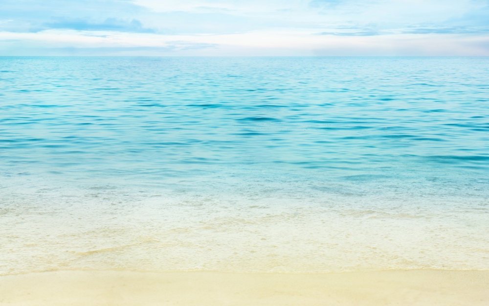 Светло голубое море