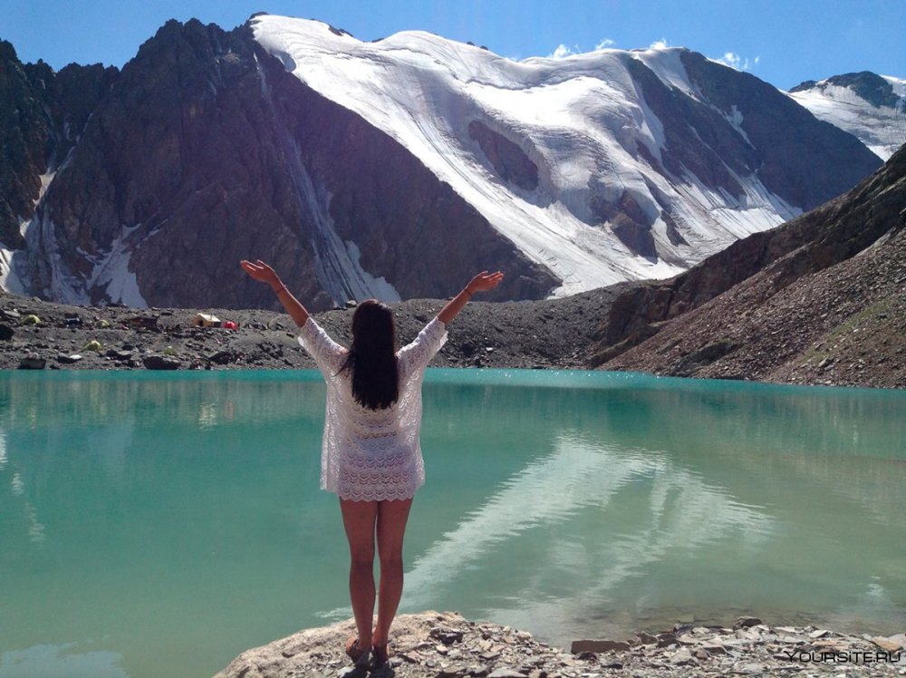 Девушка в горах Кавказа