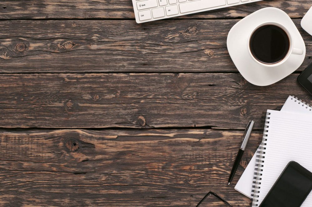 Деревянный стол вид сверху на офисе