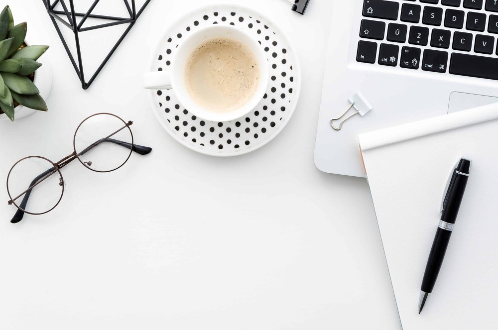 Предметы на столе вид сверху