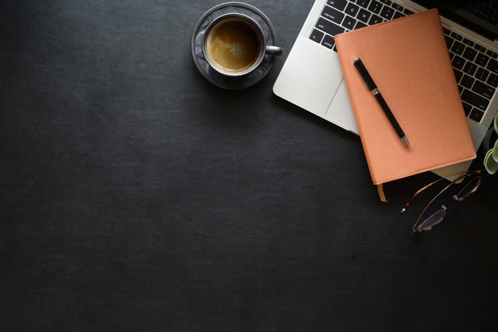 Черный стол сверху