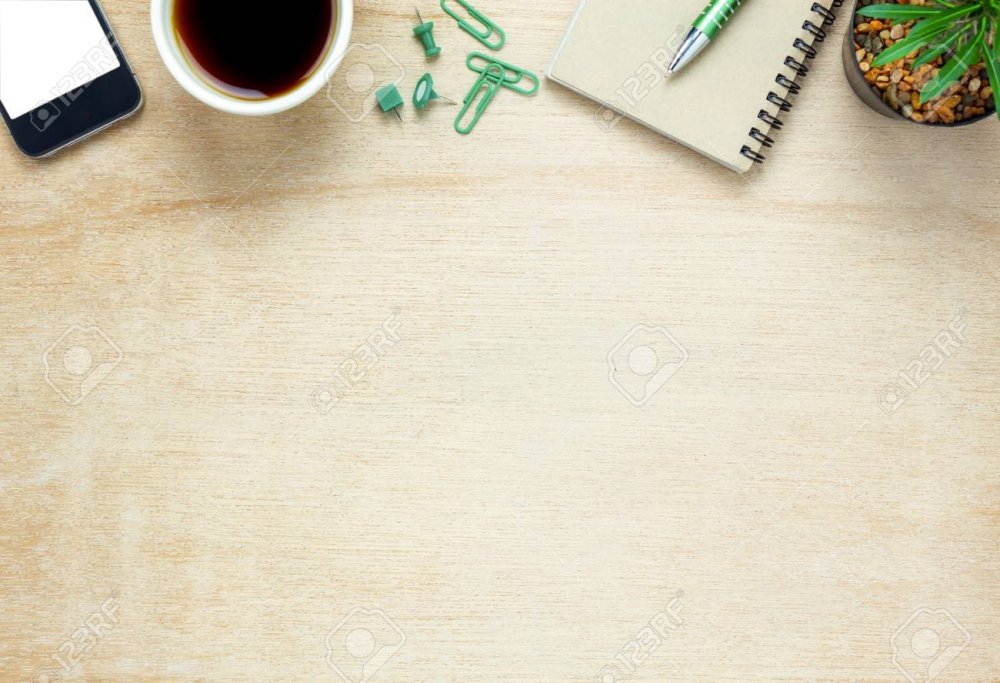 Фотокарточки на столе вид сверху