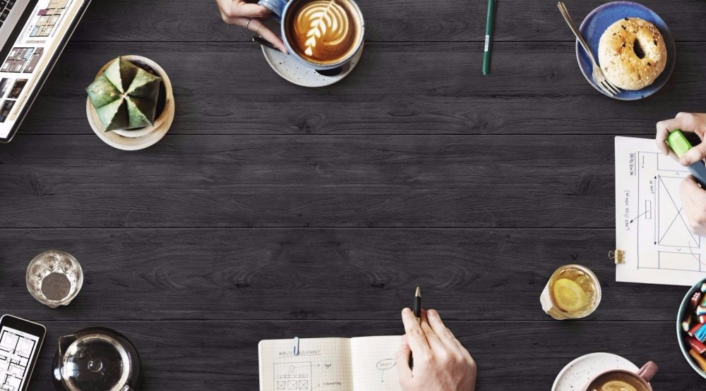 Люди за столом вид сверху