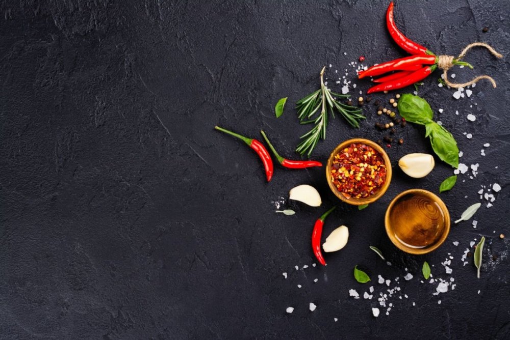 Специи на черном фоне