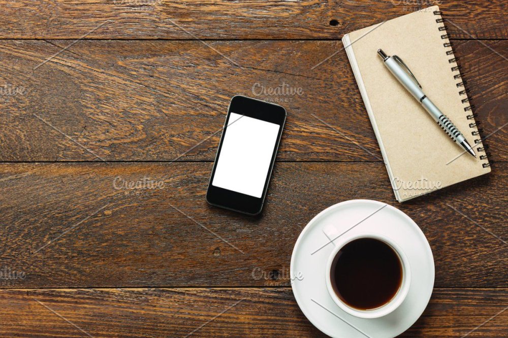 Телефон лежит на столе вид сверху