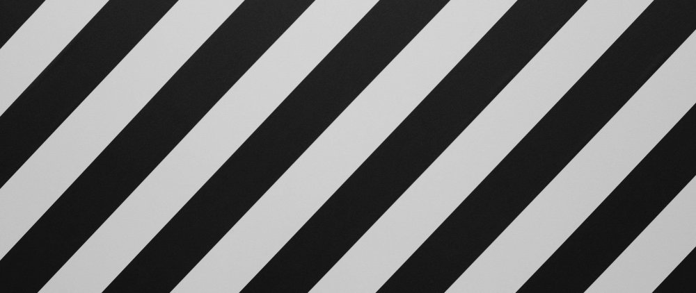 Чёрный фон с белыми полосками
