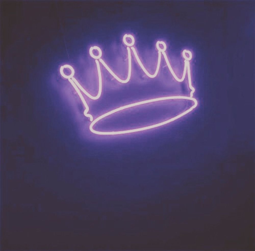 Корона на фиолетовом фоне