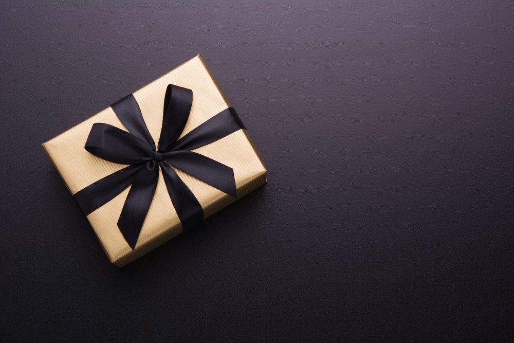 Черная подарочная коробка вид сверху