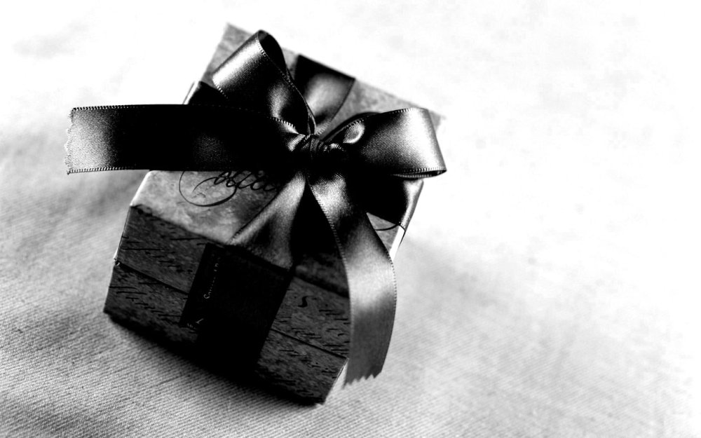 Подарок на черном фоне