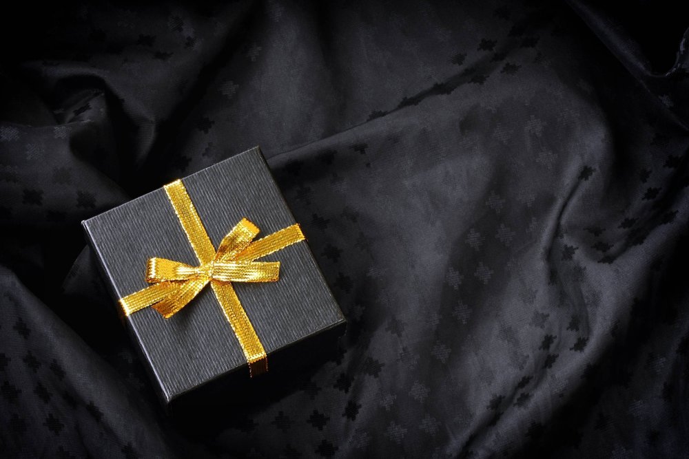 Подарок черно желтый