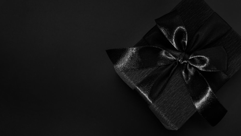Черный подарок на черном фоне