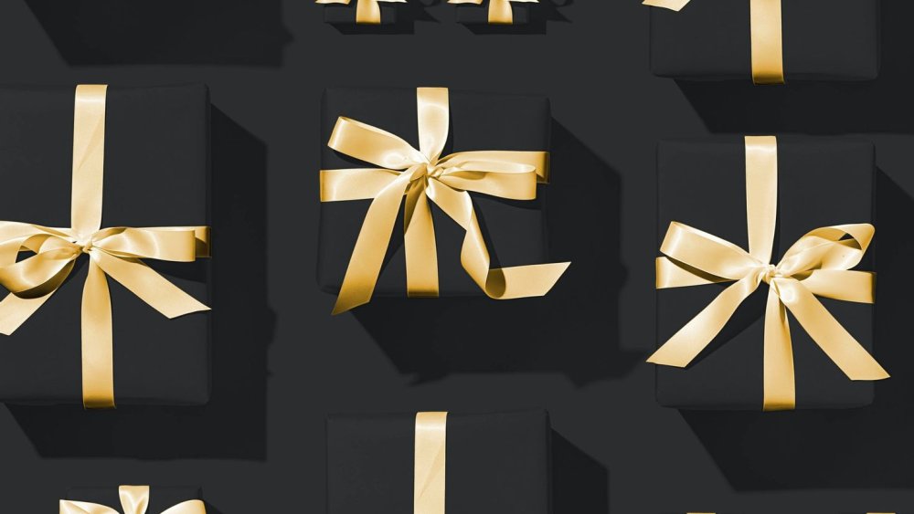 Черная подарочная коробка с золотой лентой