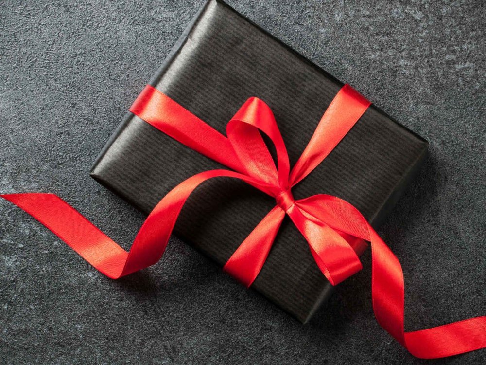 Коробки с красными лентами