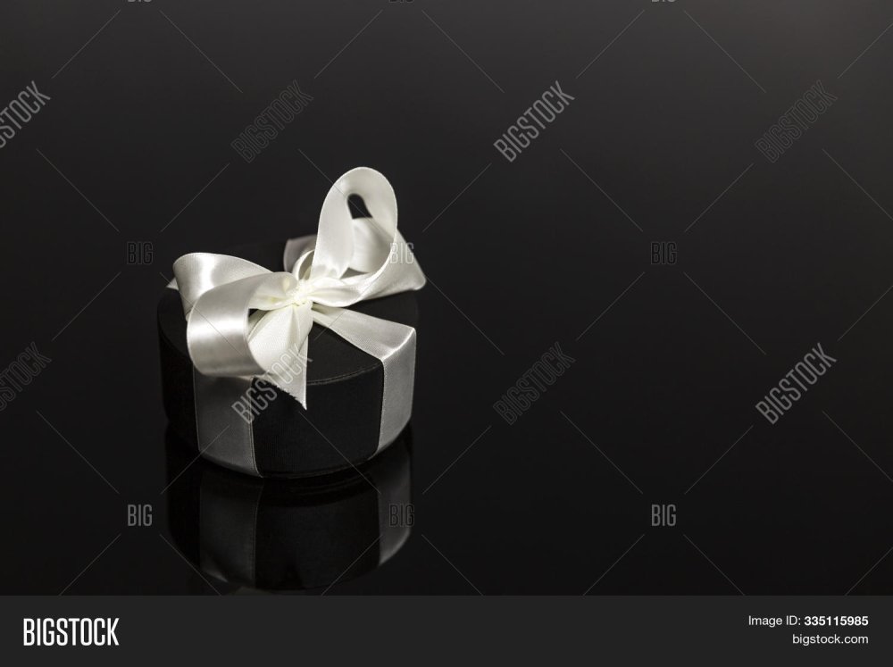Подарочная коробка на темном фоне