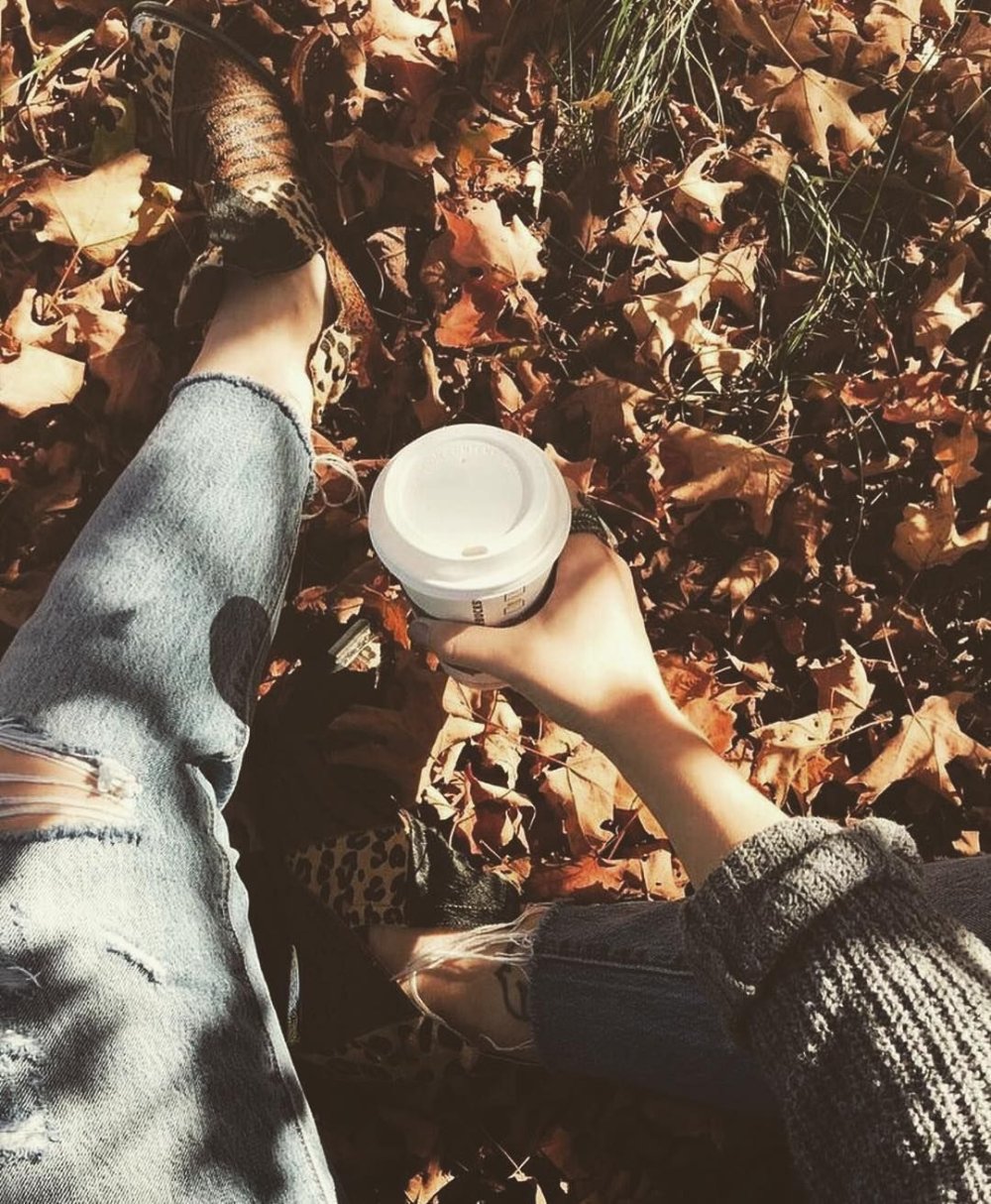 Девушка с кофе осенью