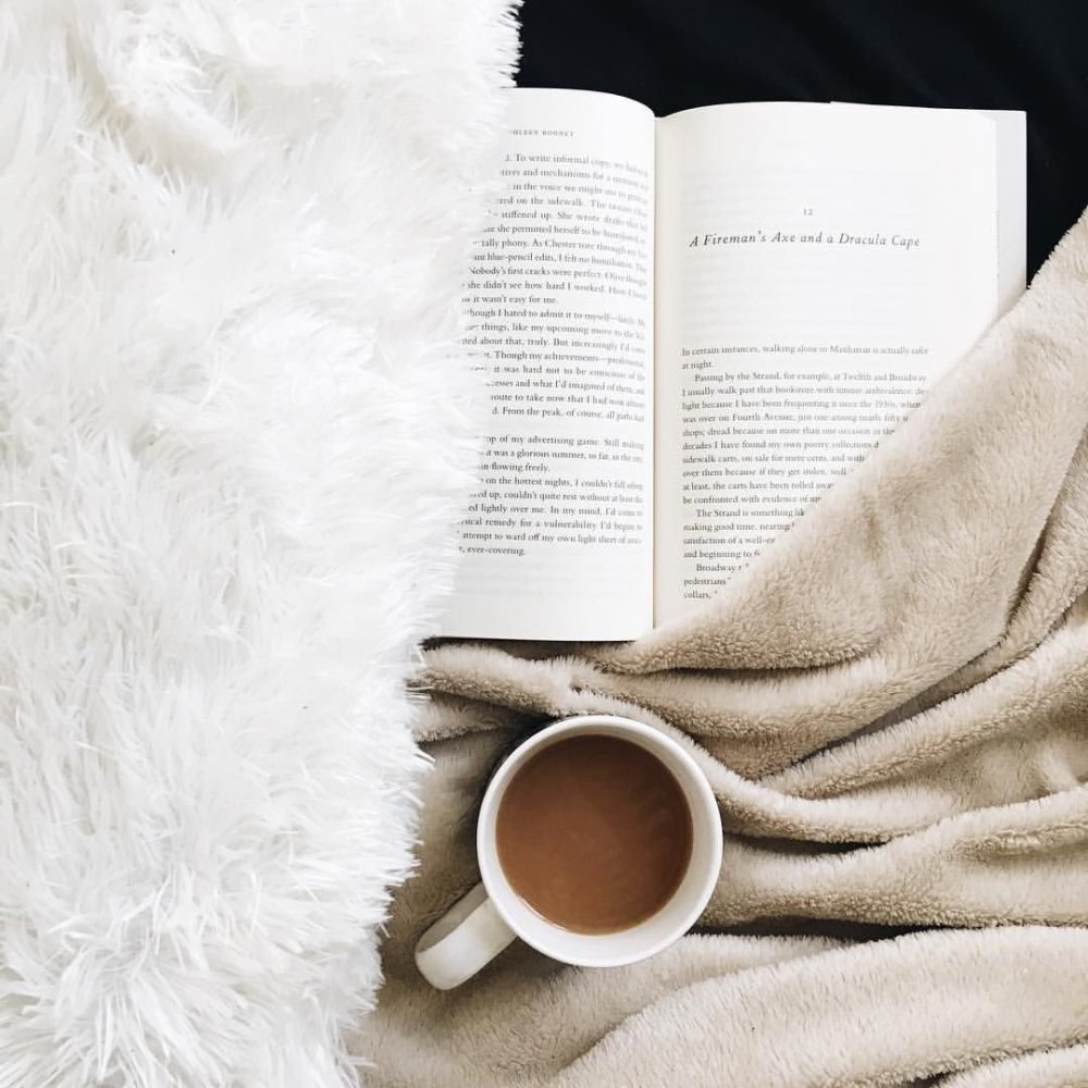 Эстетика книг и кофе бежевый