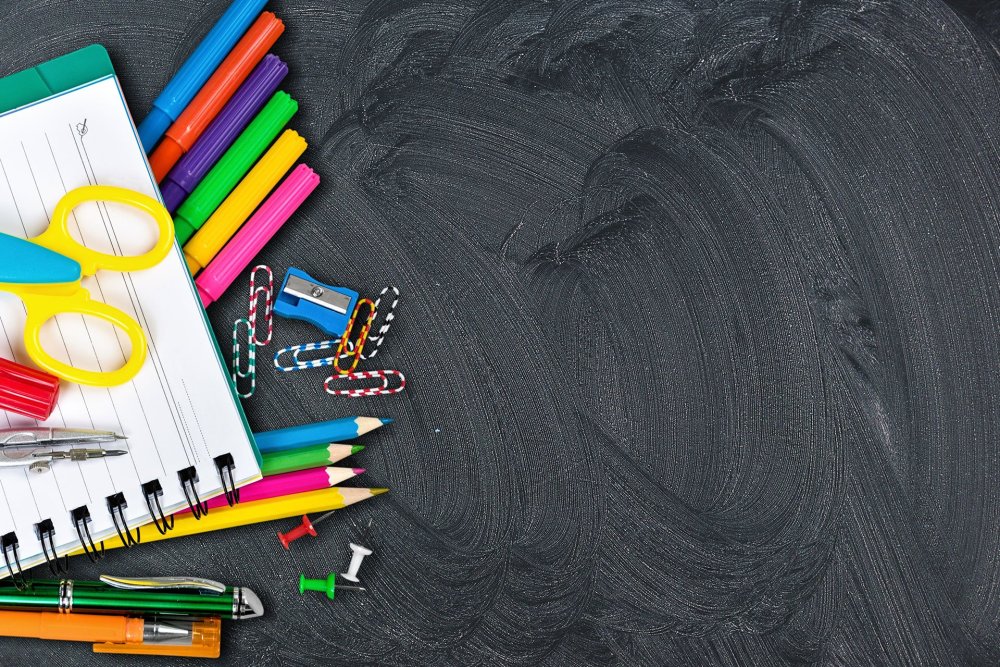 Школьная доска с канцелярией