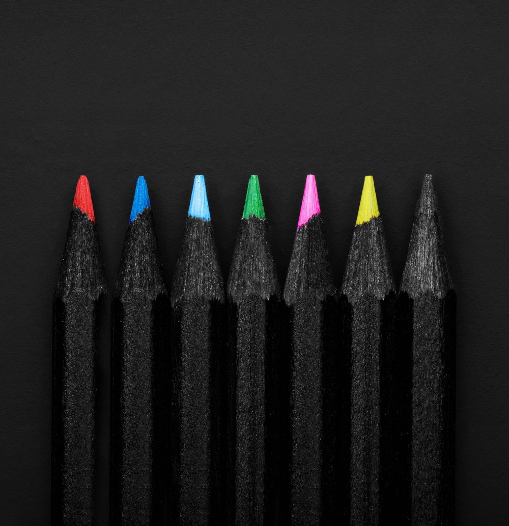 Цветные карандаши на темном фоне