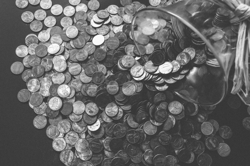 Деньги на темном фоне