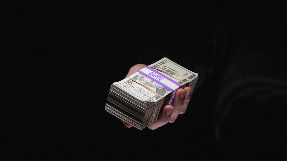 Деньги на черном фоне