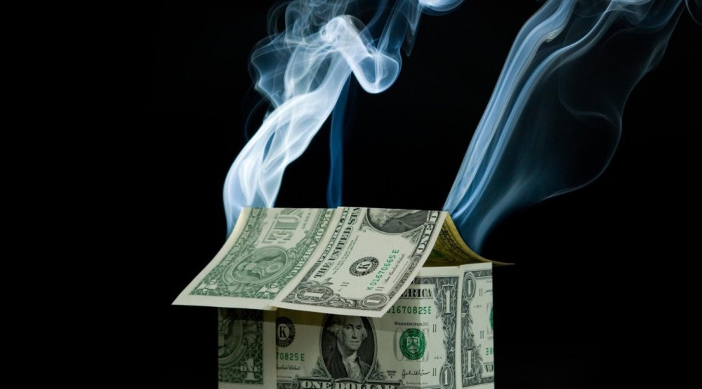 Доллары на темном фоне