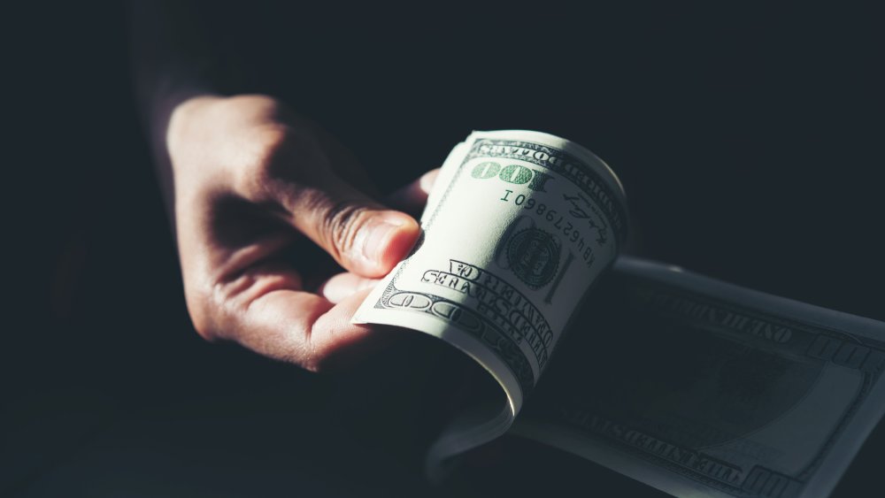 Деньги на фиолетовом фоне