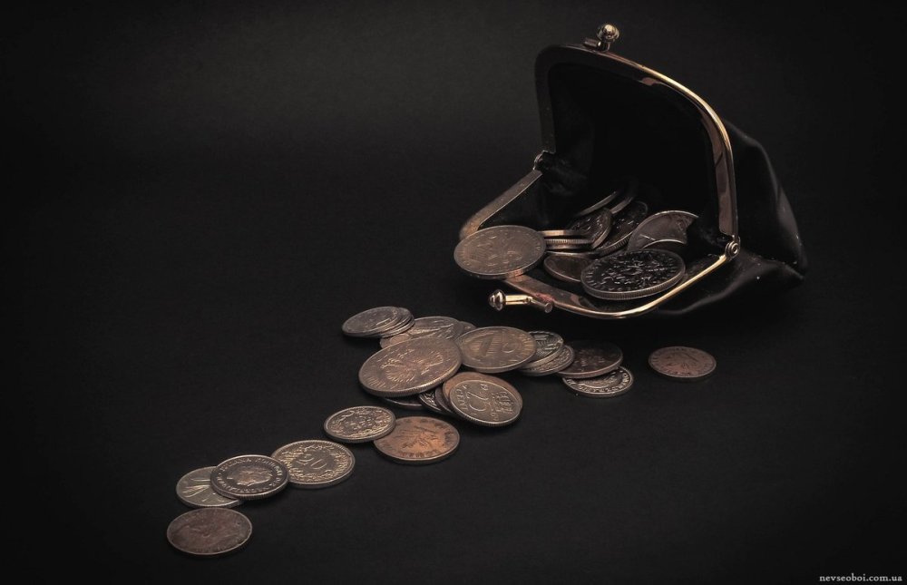 Монеты на темном фоне