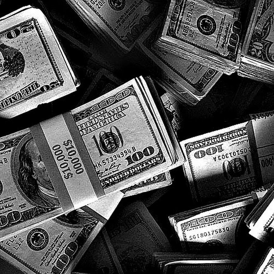 Купюры на черном фоне