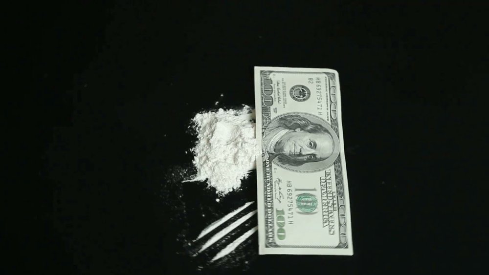 Пачки денег на темном фоне