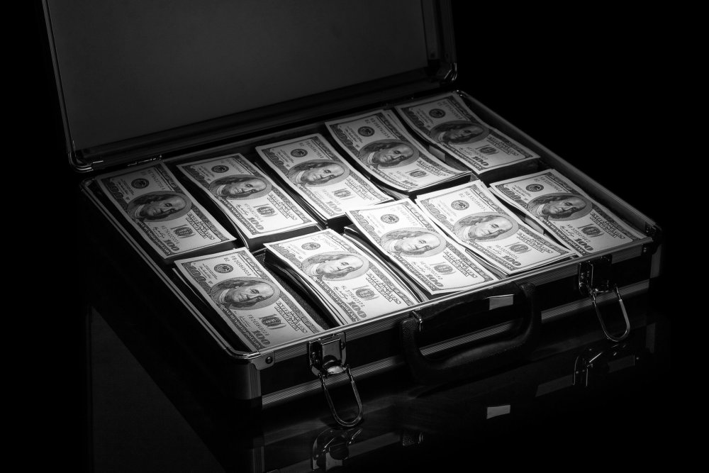 Деньги на черном фоне