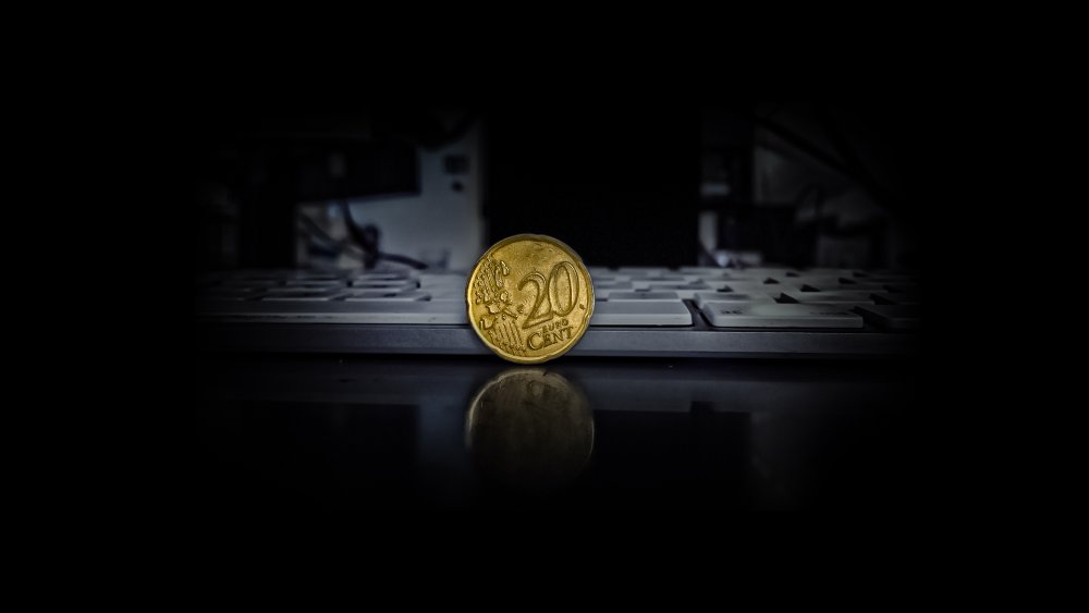 Деньги на темном фоне