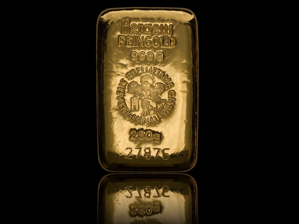 Золотые слитки на черном фоне